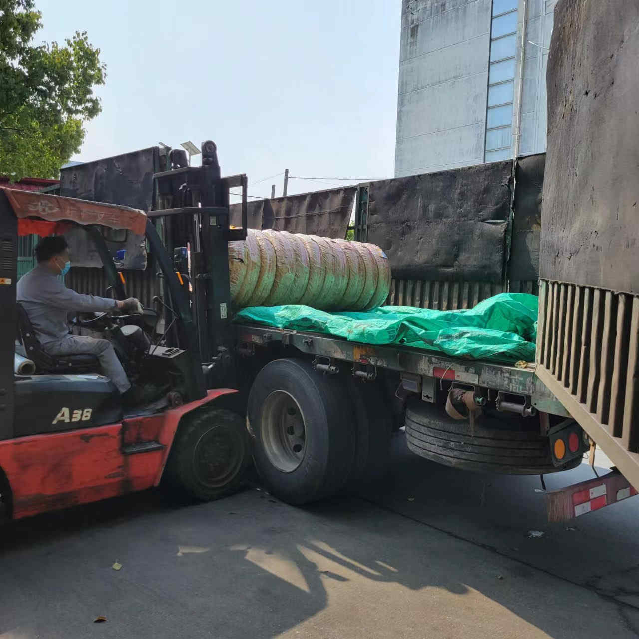 ग्राहक माल तैयार करता है और उसका परिवहन करता है